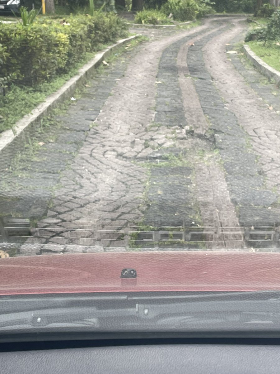 ARTE_EstudioXal's tweet photo. Urge mantenimiento y cambio de adoquines en el circuito empedrado de Zona UV Xalapa - cada día se hunden más tramos y se hacen huecos muy difíciles de circular . @AytoXalapa  @ssptransitover @GobiernoVer https://t.co/l2J7WtN7d9