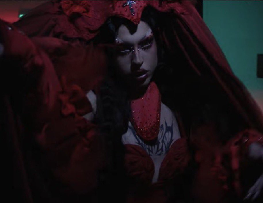 inbreaded121099's tweet photo. Oh they are taking it 4sure #Dragula https://t.co/k3VF8CLUQo