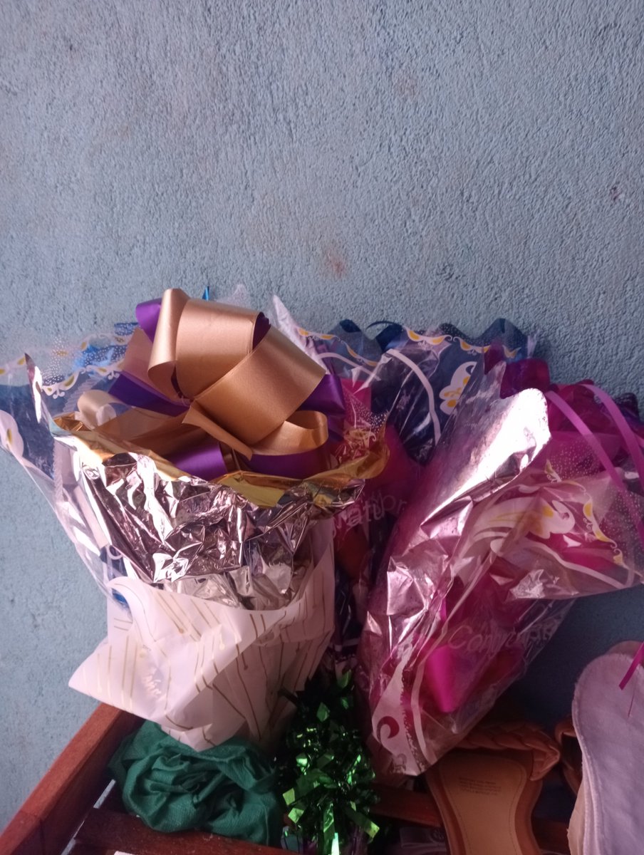 Kiptooking001's tweet photo. How did  we fall for plastic flowers who's materials are imported from China .yet we have polluted lake Naivasha with Green house chemicals to produce flowers  that we don't buy that much  at local market .Ni mchezo tu tukoo nayoo.Don't bring me plastics 😂 .roses mbilii si expe https://t.co/25YyHTP86r