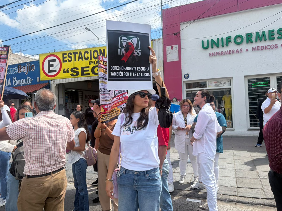 UnoNoticias's tweet photo. #ALMOMENTO 🚨 Trabajadores del #IMSS en #Guanajuato se manifestaron para denunciar carencias que, aseguran, afectan tanto sus labores como la atención a los derechohabientes. La movilización partió de la Delegación del IMSS en #León hacia las instalaciones sindicales, con participación de empleados de distintas clínicas y áreas administrativas.
Entre los reclamos señalaron falta de medicamentos, material médico, equipo y mobiliario. Denuncian que personal de enfermería recibe insumos insuficientes, reportan medicamentos caducados y mobiliario deteriorado.
📢 Los manifestantes aclararon que sus reclamos buscan contar con condiciones adecuadas para realizar su trabajo y llamaron a los derechohabientes a conocer y exigir sus derechos. También pidieron mejores condiciones laborales y un salario digno.
¿Qué opinas de las condiciones que denuncian los trabajadores?
#PortalUnoTv