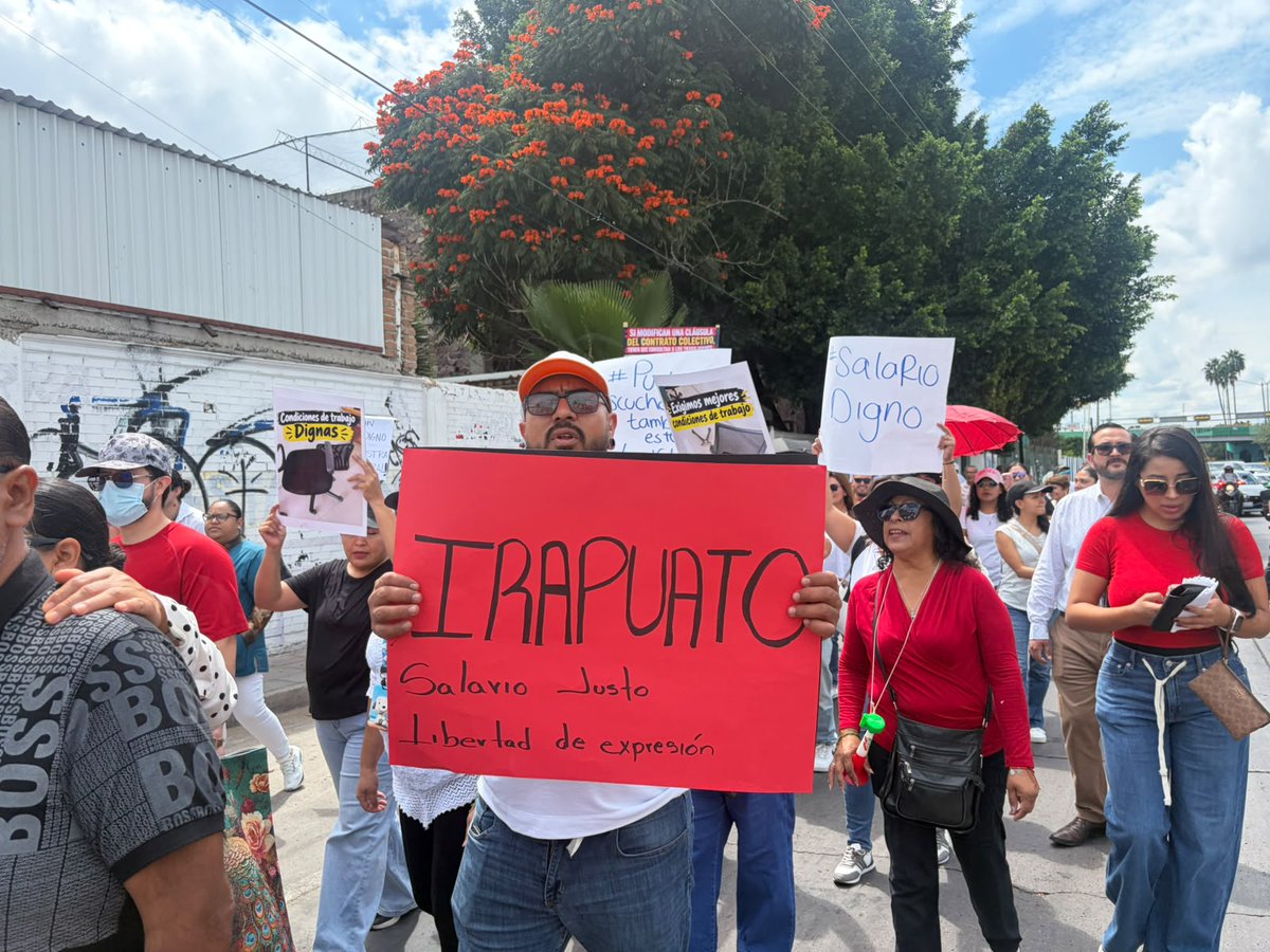 UnoNoticias's tweet photo. #ALMOMENTO 🚨 Trabajadores del #IMSS en #Guanajuato se manifestaron para denunciar carencias que, aseguran, afectan tanto sus labores como la atención a los derechohabientes. La movilización partió de la Delegación del IMSS en #León hacia las instalaciones sindicales, con participación de empleados de distintas clínicas y áreas administrativas.
Entre los reclamos señalaron falta de medicamentos, material médico, equipo y mobiliario. Denuncian que personal de enfermería recibe insumos insuficientes, reportan medicamentos caducados y mobiliario deteriorado.
📢 Los manifestantes aclararon que sus reclamos buscan contar con condiciones adecuadas para realizar su trabajo y llamaron a los derechohabientes a conocer y exigir sus derechos. También pidieron mejores condiciones laborales y un salario digno.
¿Qué opinas de las condiciones que denuncian los trabajadores?
#PortalUnoTv