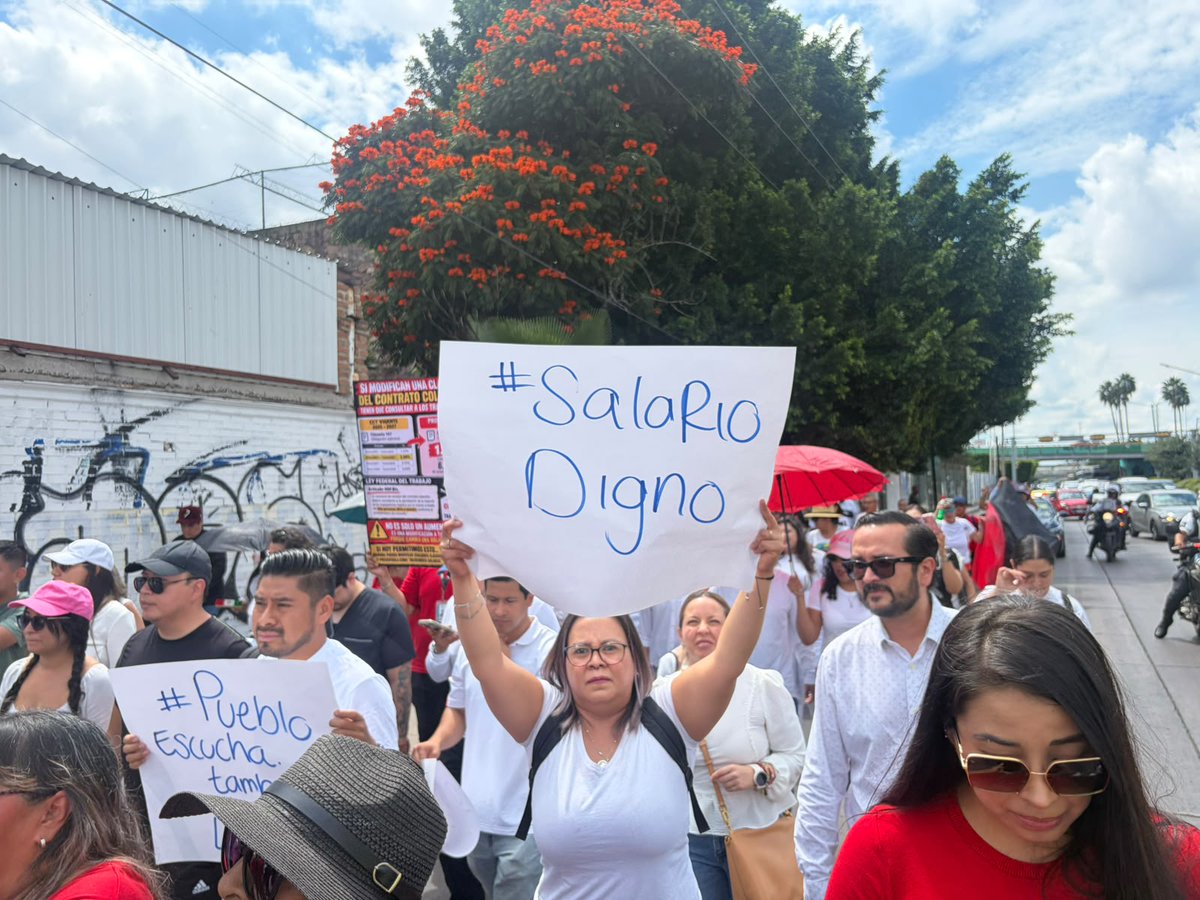 UnoNoticias's tweet photo. #ALMOMENTO 🚨 Trabajadores del #IMSS en #Guanajuato se manifestaron para denunciar carencias que, aseguran, afectan tanto sus labores como la atención a los derechohabientes. La movilización partió de la Delegación del IMSS en #León hacia las instalaciones sindicales, con participación de empleados de distintas clínicas y áreas administrativas.
Entre los reclamos señalaron falta de medicamentos, material médico, equipo y mobiliario. Denuncian que personal de enfermería recibe insumos insuficientes, reportan medicamentos caducados y mobiliario deteriorado.
📢 Los manifestantes aclararon que sus reclamos buscan contar con condiciones adecuadas para realizar su trabajo y llamaron a los derechohabientes a conocer y exigir sus derechos. También pidieron mejores condiciones laborales y un salario digno.
¿Qué opinas de las condiciones que denuncian los trabajadores?
#PortalUnoTv