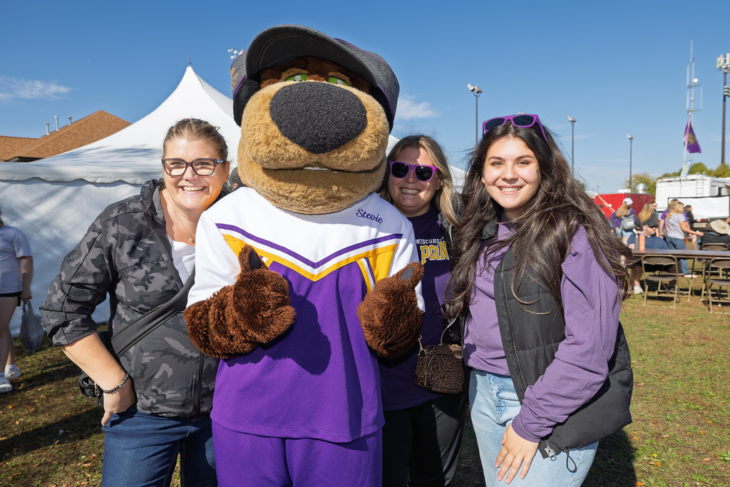 UWStevensPoint's tweet photo. Family day is quickly approaching! Visit https://t.co/ANXx9ARQg4 to see what activities are being offered at #UWSP this year! https://t.co/0SIZcWxurY