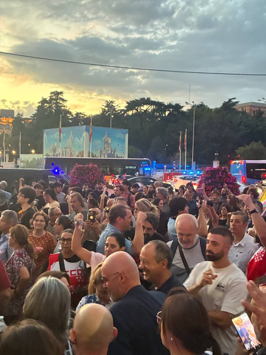 IU_Madrid's tweet photo. ✊📣 Cacerolas y silbatos contra el rentismo. Ahora que Maricarmen tiene casa hay que luchar para que todas la tengamos 🏠

🗣️ Protestamos por la aprobación de los reales decretos, contra los desahucios y por una política que asegure un hogar a todos 🔻 https://t.co/eW4mnbm97z