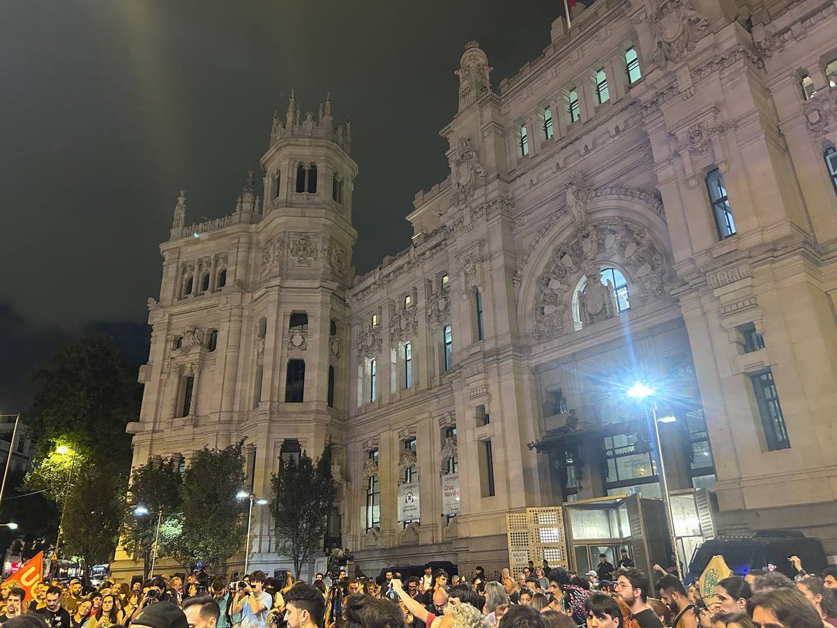 IU_Madrid's tweet photo. ✊📣 Cacerolas y silbatos contra el rentismo. Ahora que Maricarmen tiene casa hay que luchar para que todas la tengamos 🏠

🗣️ Protestamos por la aprobación de los reales decretos, contra los desahucios y por una política que asegure un hogar a todos 🔻 https://t.co/eW4mnbm97z
