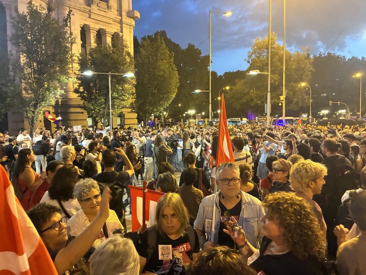 IU_Madrid's tweet photo. ✊📣 Cacerolas y silbatos contra el rentismo. Ahora que Maricarmen tiene casa hay que luchar para que todas la tengamos 🏠

🗣️ Protestamos por la aprobación de los reales decretos, contra los desahucios y por una política que asegure un hogar a todos 🔻 https://t.co/eW4mnbm97z