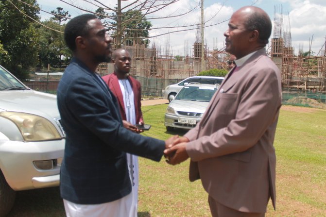 NgeyeKwagalanaA's tweet photo. Omutaka Kasujja Kyesimba VIII nga atuuka mu maka ga Muzzukulu we Bishop Enos Kitto Kagodo okumukubagiza olw'okufirwa maama we @kasujjaKyesimba @kasujja @KasujjaKalule @rashatara https://t.co/y5rVYsqjME
