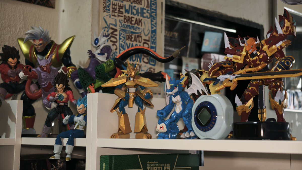 HexG3_Arts's tweet photo. Lo que veo desde mi silla vs. lo que ven al entrar al cuarto.

Las figuras coleccionables deben ser eternas (???).

(Manifiesto más plata para seguir adecuando el rinconcito y obtener más figurotas. Ommmmm~).
#HexG3 #esetibudelrincón #collectibles #bethebravestbetheboldest #fyp https://t.co/YGCnyCCrt3