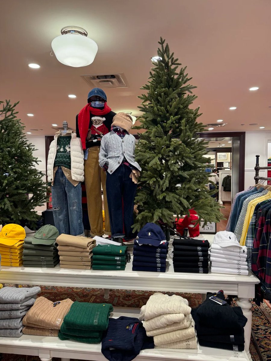 Wave1LIVE's tweet photo. After a storm in NY, the weather turned cold, and I realized I had nothing to wear https://t.co/y7NF5g984l