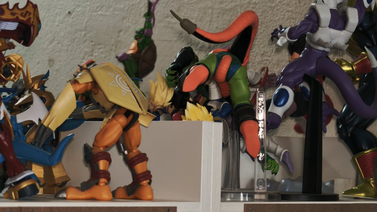HexG3_Arts's tweet photo. Lo que veo desde mi silla vs. lo que ven al entrar al cuarto.

Las figuras coleccionables deben ser eternas (???).

(Manifiesto más plata para seguir adecuando el rinconcito y obtener más figurotas. Ommmmm~).
#HexG3 #esetibudelrincón #collectibles #bethebravestbetheboldest #fyp https://t.co/YGCnyCCrt3