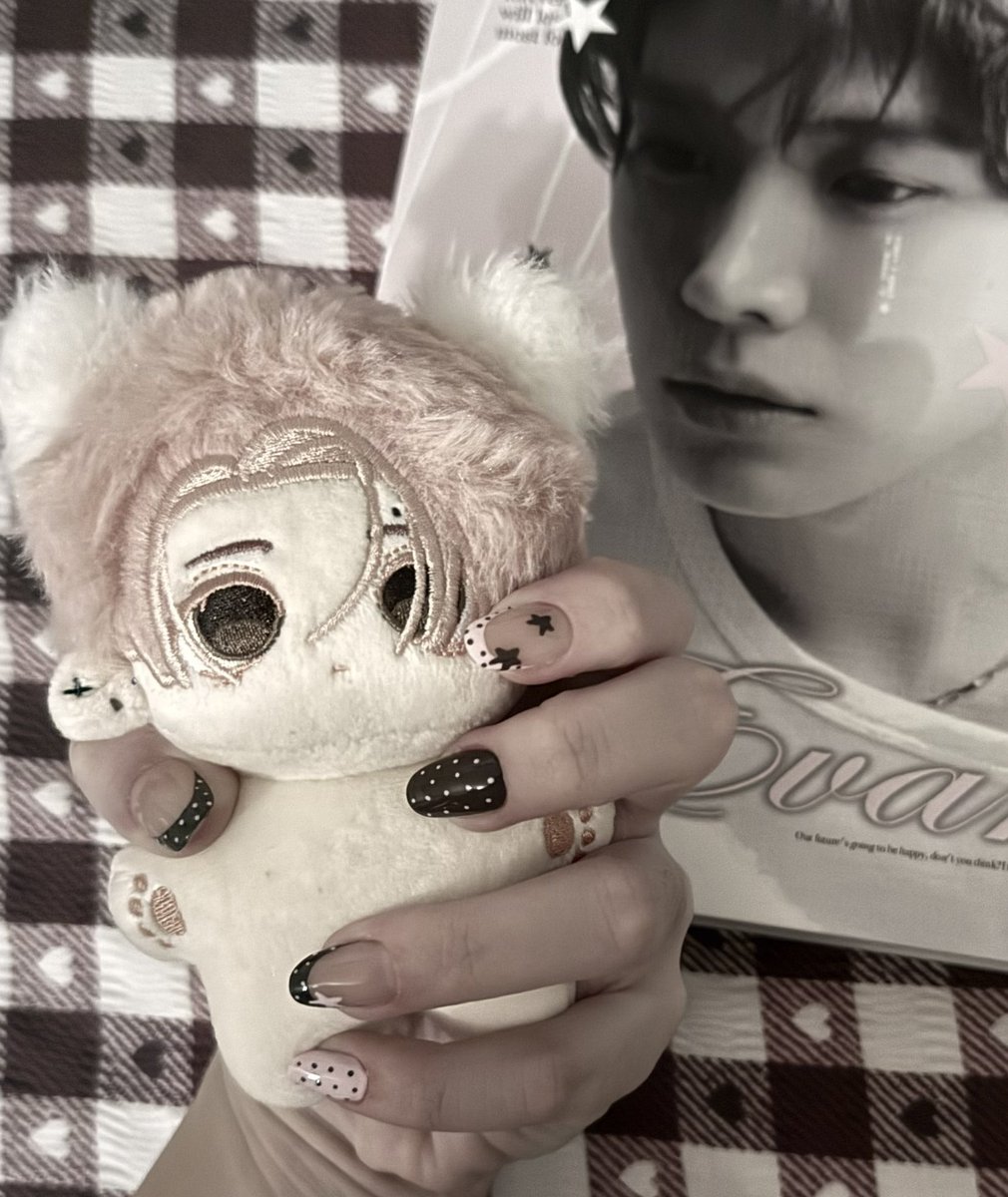 chvconnej_'s tweet photo. loving my new nails ໒꒱ https://t.co/XnYRrRaDad