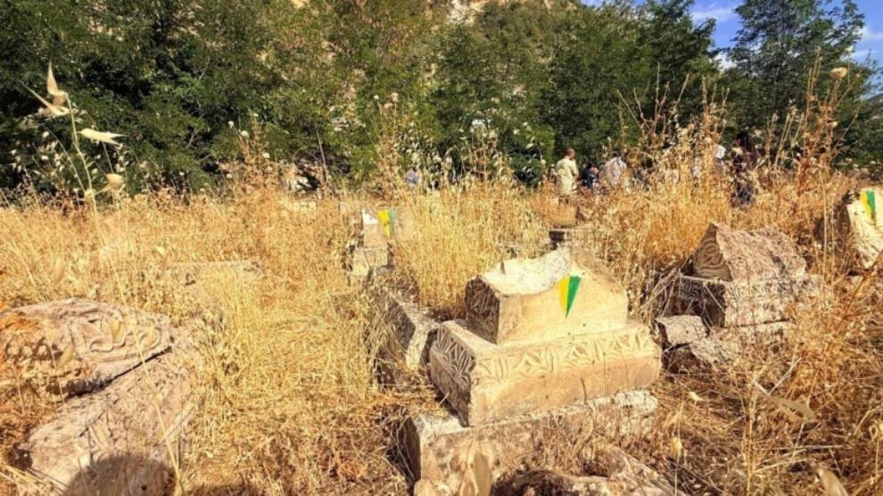 leylatu5's tweet photo. Gabar Dağı’nda, Basret köyü yakınlarında bulunan “Şehîd Binevş Mezarlığı”nın tahrip edildiği bildirildi. Mezarlıkta bulunan ve üzerinde isimlerin yer aldığı çok sayıda mezar taşının kırıldığı belirtildi. https://t.co/Jd9CRHiqRg