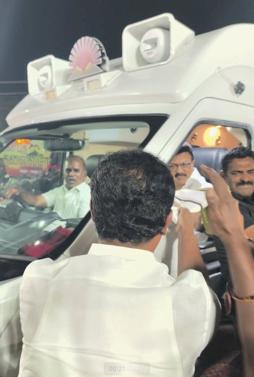 IPSenthil's tweet photo. தாராபுரம் இடைத்தேர்தல் பரப்புரை மேற்கொள்வதற்காக வருகை தந்த கழக தலைவர் திராவிட மாடல் நாயகர் மாண்புமிகு அண்ணன் @mkstalin அவர்களை எங்கள் அரசியல் வழிகாட்டி தென்பாண்டி சிங்கம் கழக துணை பொதுச் செயலாளர் ஆத்தூர் சட்டமன்ற உறுப்பினர் ஐயா @IPeriyasamy_ திண்டுக்கல் மேற்கு மாவட்ட கழக செயலாளர் ஒட்டன்சத்திரம் சட்டமன்ற உறுப்பினர் அண்ணன் @r_sakkarapani ஆகியோர் தலைமையில் வரவேற்றபோது.
@Udhaystalin