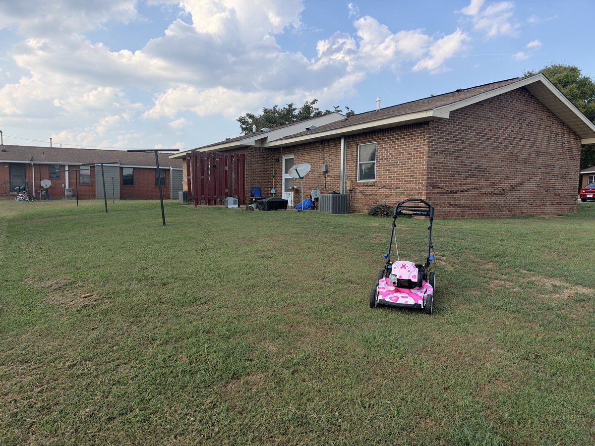 iamrodneysmith's tweet photo. Today, I had the pleasure of meeting & mowing the lawn of Sarah and her son, Samuel, and hearing a story that truly broke my heart. Sarah was diagnosed with breast cancer in 2020. A year later, her daughter was diagnosed with brain cancer and sadly passed away in 2023. Then, in 2024, Sarah learned her own cancer had returned and spread to her spine. Through unimaginable heartbreak, financial struggles, and even homelessness, this mother and son are still fighting to heal. Despite everything, Sarah shared a powerful message: “You’re stronger than you think, and you’re not alone.” Please keep Sarah and Samuel in your prayers. ❤️🎀 Be sure to check out their video in my next post.
