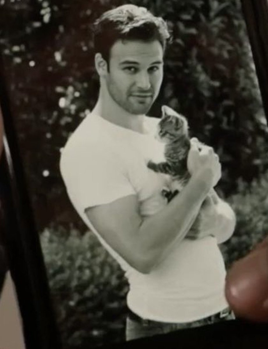 EDDIELICI0US's tweet photo. GIVE EDDIE DIAZ AN EMOTIONAL SUPPORT PET https://t.co/gyGrLv3OLk