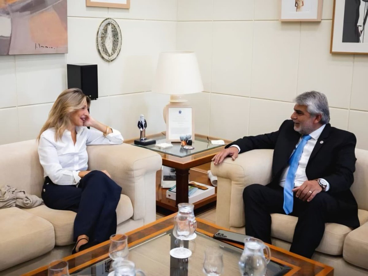 waltercorreaok's tweet photo. En #Madrid, mantuve un encuentro con la ministra de Trabajo y Economía Social de España y vicepresidenta segunda del Gobierno español, @Yolanda_Diaz_ 

Intercambiamos experiencias sobre políticas públicas y modelos de gestión vinculadas al mundo del trabajo, con especial foco en la regulación de plataformas digitales, el sistema de indemnizaciones y Fondo de Garantía Salarial (FOGASA), el impulso al cooperativismo industrial y de cuidados, los programas de intermediación laboral junto a los servicios públicos de empleo, y las políticas de formación y capacitación.

Desde @BAProvincia ratificamos la convicción de consolidar un Estado presente que interprete y acompañe los desafíos productivos actuales, que defienda los derechos laborales y garantice trabajo digno en los distintos sectores de la economía social.