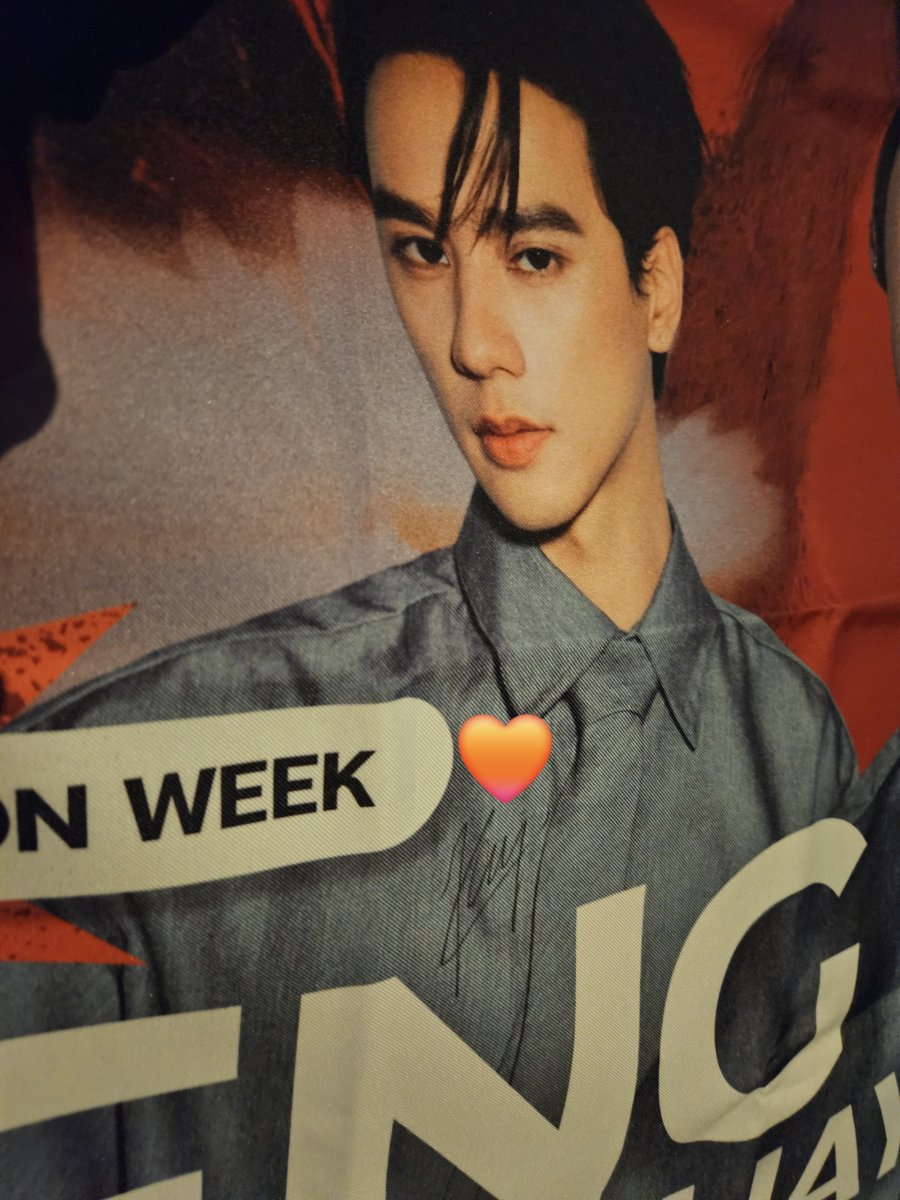 7th_soulchild's tweet photo. This POV of Keng Harit signing the banners is crazy .. 🤯🤯🤯

KENG NAMPING IN PARIS FW27

#SchiaparellixKENGNAMPING
#Schiaparelli
#KengHarit #nampingster https://t.co/TqyUgC81up