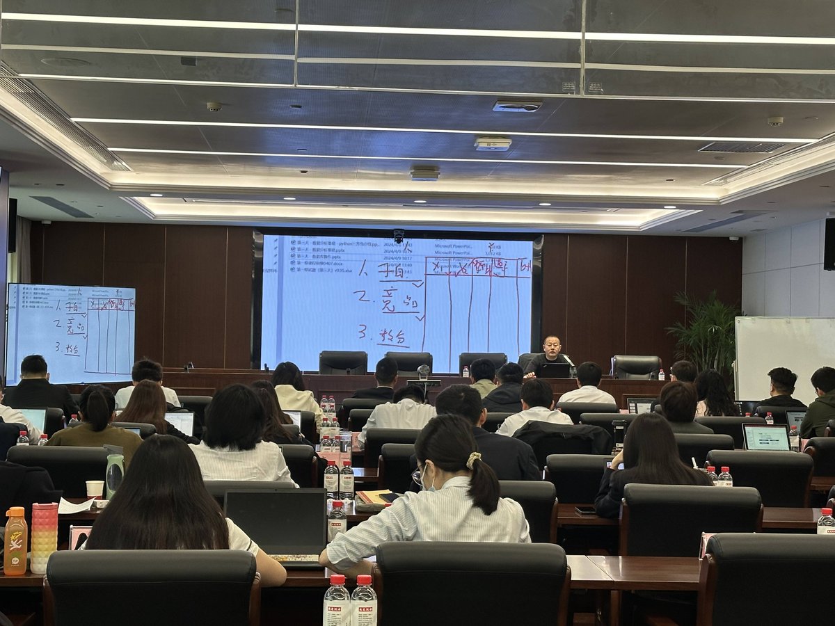 JuneTooeyzbev's tweet photo. Hoy terminé un taller práctico sobre marketing digital! Aprendí técnicas clave para gestionar redes sociales y optimizar campaas. Gracias a todos los compaeros y el profesor por la experiencia increíble! https://t.co/OHNYbkZtMI