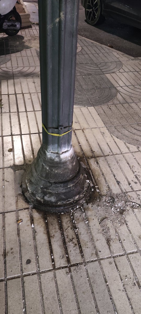 PeiroAndres's tweet photo. Esta es una farola, de tantas otras iguales, en pleno Paseo Alfonso XIII de la Cartagena turística de @NoeliaArroyoHer y @PP_cartagena. Imaginad como están los barrios y diputaciones de la ciudad. https://t.co/IiM7rx7Hm7