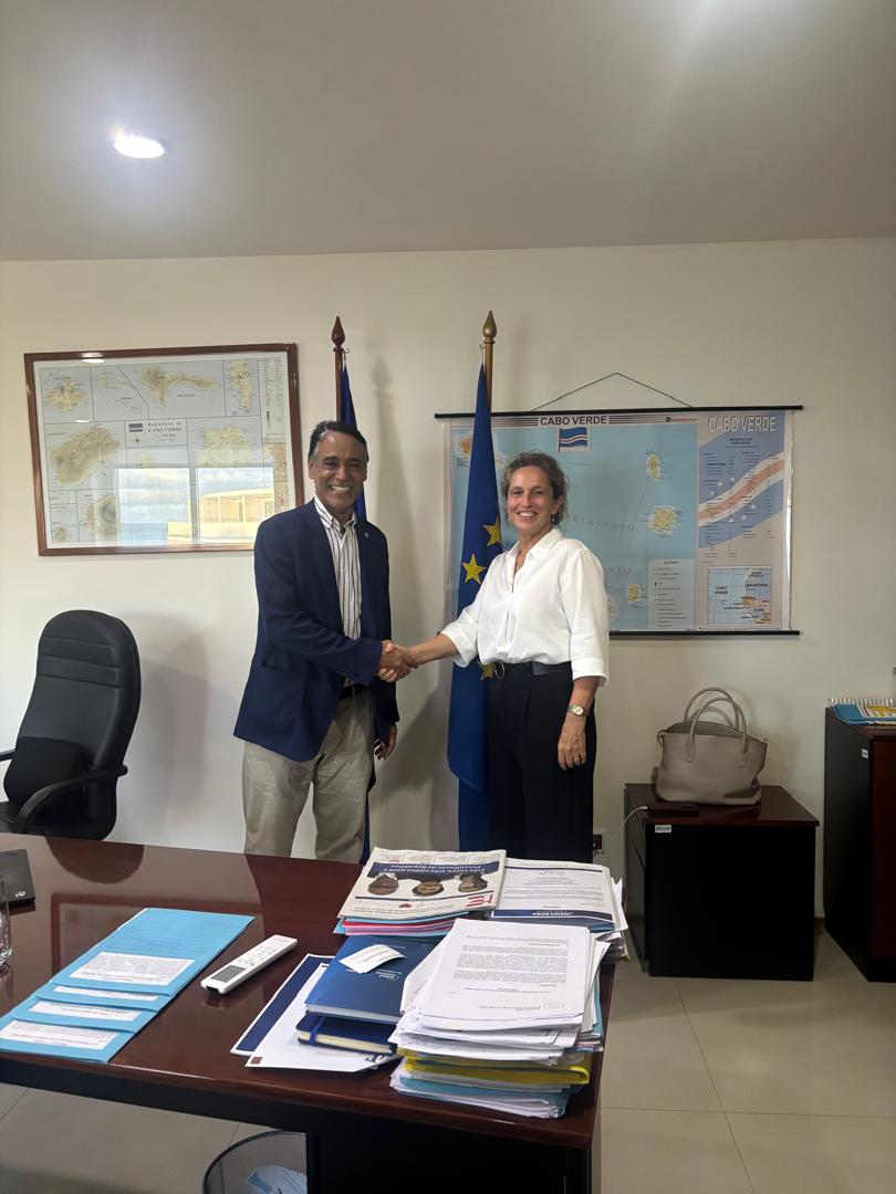 CSRP2016's tweet photo. En marge du 2e GT SCS, le Secrétaire Permanent de la CSRP @khallahi  a été reçu par SE Mme Sylvie Millot, Ambassadrice de l'UE au Cap-Vert. Les échanges, avec la délégation de l'@EFCA_EU, ont porté sur le projet AGIR INN WASOP. https://t.co/WdDZuPjGkV