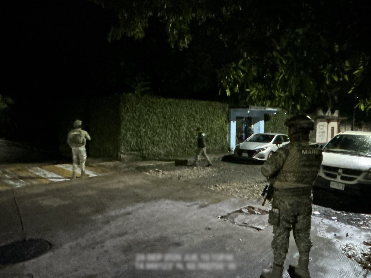 GabyCoutino's tweet photo. #Chiapas. Cae lideresa de tráfico transnacional de migrantes en Cacahoatán. 
En un operativo conjunto de @SEMAR_mx, @FGRMexico y @SSPCMexico fueron detenidas 4 personas, entre ellas la presunta cabecilla de una célula que operaba desde Guatemala hacia EE. UU.
El grupo criminal traficaba migrantes centroamericanos y colaboraba con un brazo armado en Chihuahua.
#SeguridadMéxico #TráficoDeMigrantes #Cacahoatán #FronteraSur