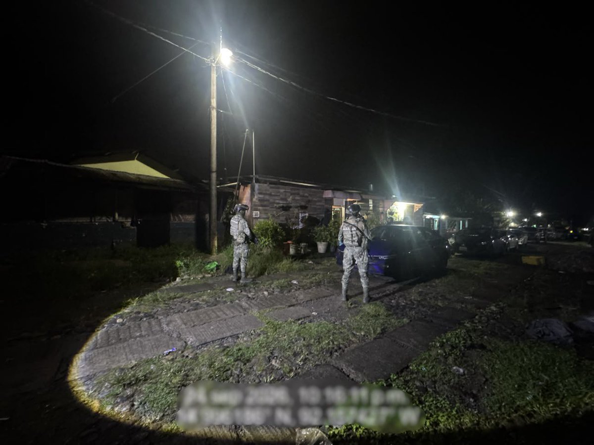GabyCoutino's tweet photo. #Chiapas. Cae lideresa de tráfico transnacional de migrantes en Cacahoatán. 
En un operativo conjunto de @SEMAR_mx, @FGRMexico y @SSPCMexico fueron detenidas 4 personas, entre ellas la presunta cabecilla de una célula que operaba desde Guatemala hacia EE. UU.
El grupo criminal traficaba migrantes centroamericanos y colaboraba con un brazo armado en Chihuahua.
#SeguridadMéxico #TráficoDeMigrantes #Cacahoatán #FronteraSur