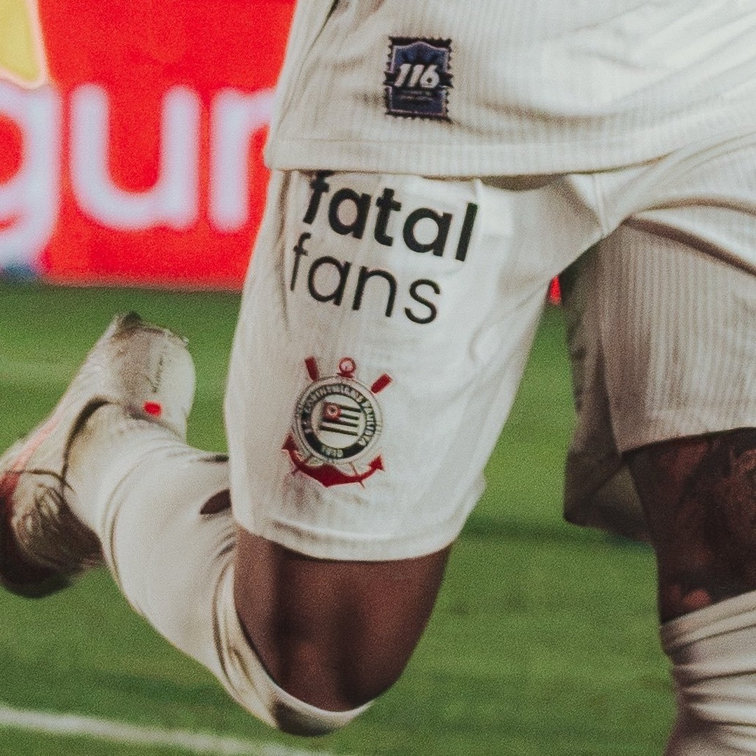 _sccpnews's tweet photo. ⚫⚪ | A Justiça determinou a suspensão do contrato de patrocínio entre o Corinthians e a Fatal Fans, proibindo qualquer divulgação da marca pelo clube. A decisão da Vara da Infância e da Juventude do Tatuapé fixa um prazo de 15 dias para a remoção da marca de uniformes, espaços esportivos, plataformas digitais e links nos perfis oficiais.

A medida liminar atende a um pedido do Ministério Público de São Paulo (MPSP) e corre sob segredo de justiça. O MPSP destacou o risco concreto à integridade emocional, à dignidade e ao desenvolvimento de crianças e adolescentes, considerando o alcance massivo do Corinthians junto ao público infantojuvenil.

📰 | Metrópoles
📸 | Davi Bittencourt/Time do Povo
