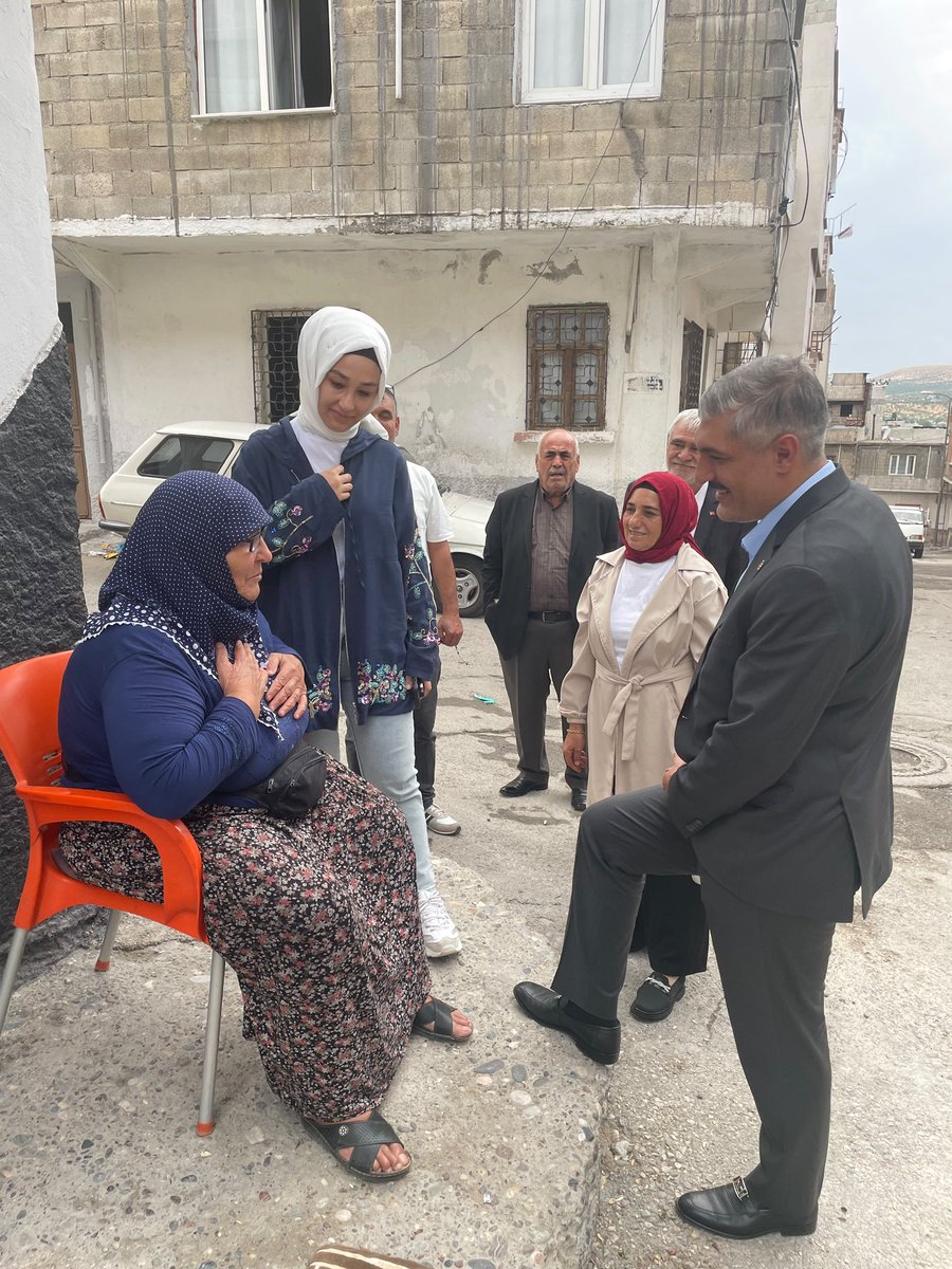 Aknizipkadinkol's tweet photo. Ak parti Nizip İlçe Başkanımız Fatih Altunses, Kadın Kolları Başkanımız Rabia Günbay ve ana kademe-kadın kolları yönetim kurulu üyelerimizle birlikte başımızın tacı olan büyüklerimizin 1 Ekim Dünya Yaşlılar Günü münasebetiyle evlerine ziyarette bulunduk. @tugbaisikercan https://t.co/7Z9vxr9EYx