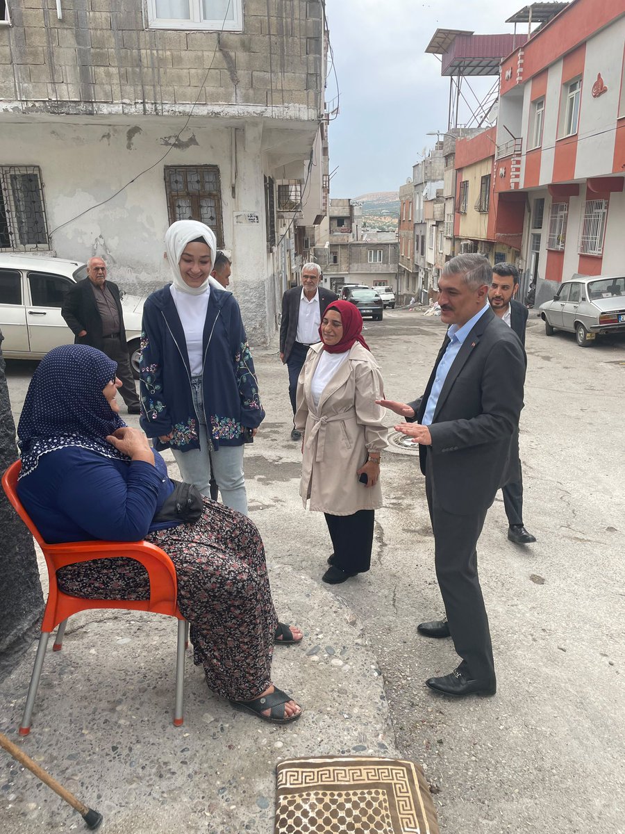 Aknizipkadinkol's tweet photo. Ak parti Nizip İlçe Başkanımız Fatih Altunses, Kadın Kolları Başkanımız Rabia Günbay ve ana kademe-kadın kolları yönetim kurulu üyelerimizle birlikte başımızın tacı olan büyüklerimizin 1 Ekim Dünya Yaşlılar Günü münasebetiyle evlerine ziyarette bulunduk. @tugbaisikercan https://t.co/7Z9vxr9EYx