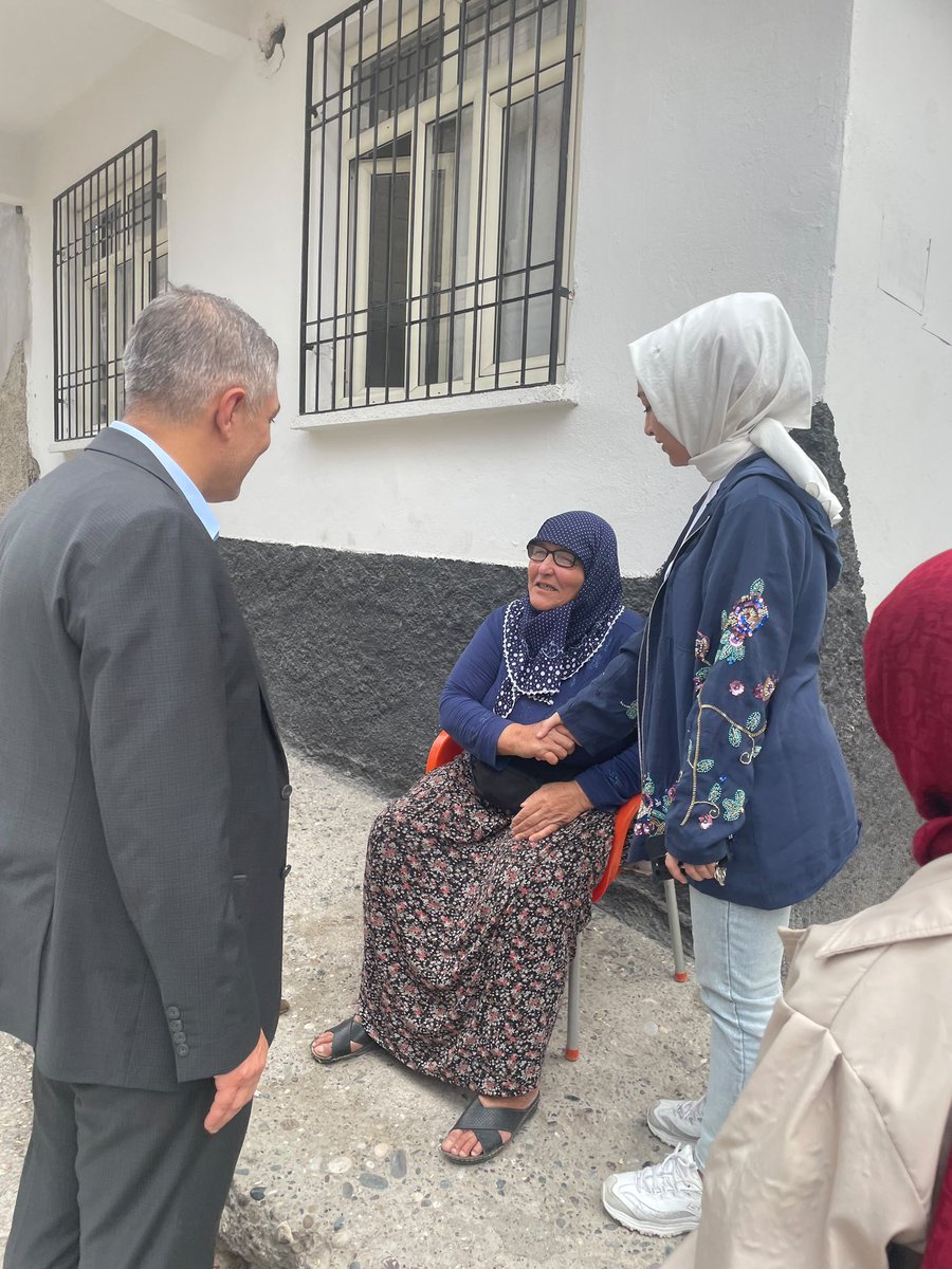 Aknizipkadinkol's tweet photo. Ak parti Nizip İlçe Başkanımız Fatih Altunses, Kadın Kolları Başkanımız Rabia Günbay ve ana kademe-kadın kolları yönetim kurulu üyelerimizle birlikte başımızın tacı olan büyüklerimizin 1 Ekim Dünya Yaşlılar Günü münasebetiyle evlerine ziyarette bulunduk. @tugbaisikercan https://t.co/7Z9vxr9EYx