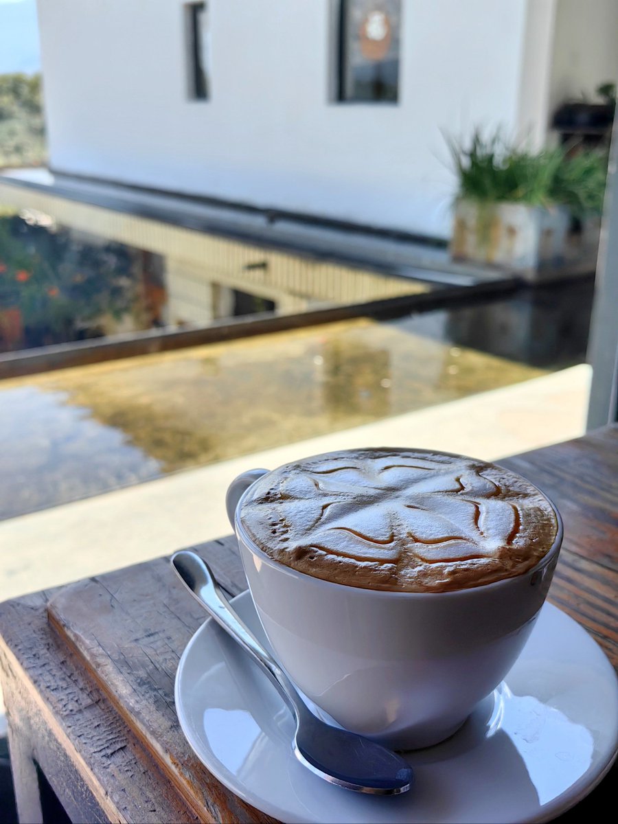 JulietteBuyqsx's tweet photo. Este pueblo de montaa espaol tiene calles de piedra, un café con chocolate caliente que derrite el frío, y vistas de picos nevados que quitan el aliento — perfecto para escapar del bullicio. https://t.co/QSGdCkmFso