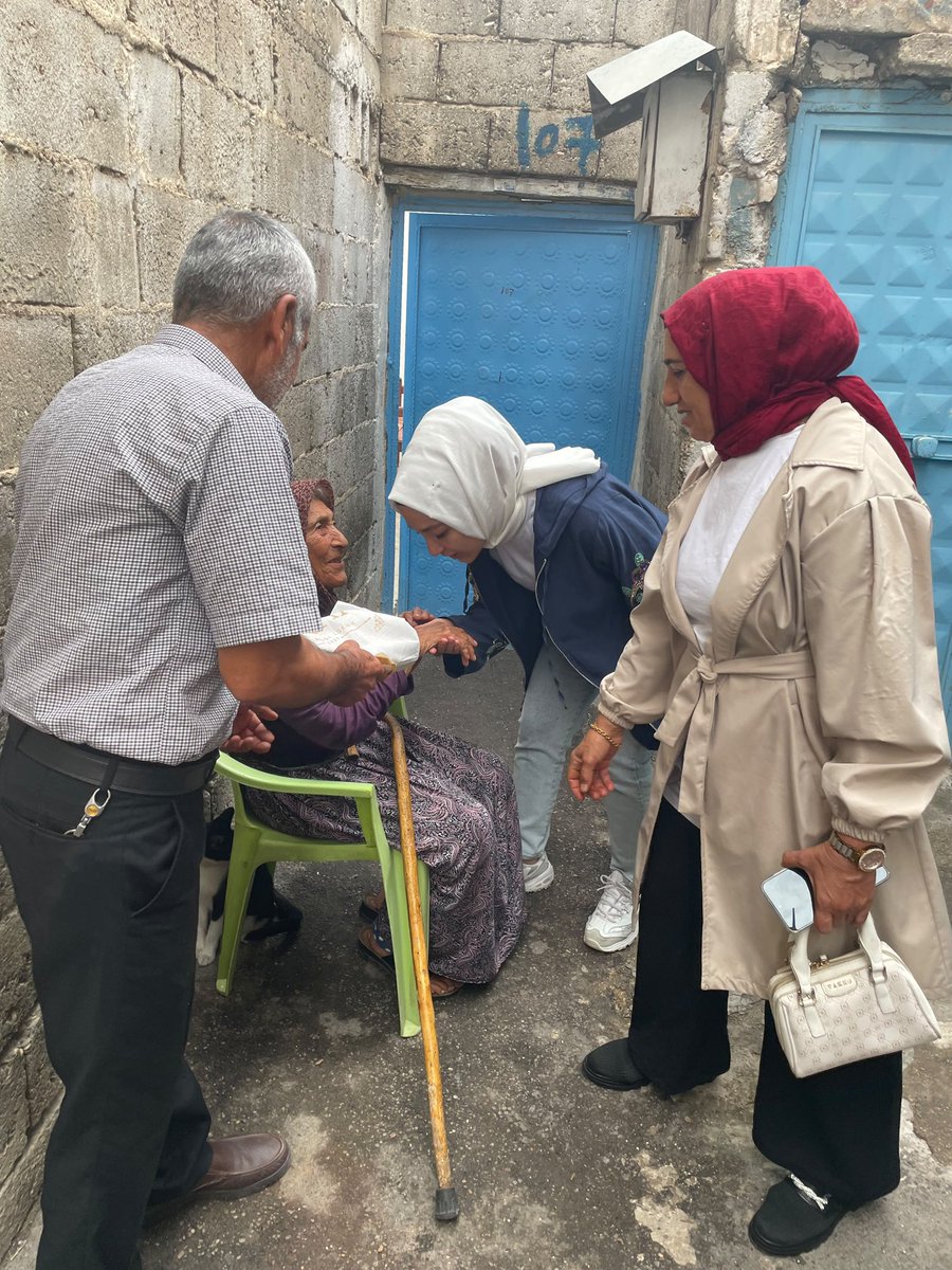 Aknizipkadinkol's tweet photo. Onların her bir sözü bir ömürlük tecrübe, her bir duası gönlümüze bırakılmış en güzel mirastır. Dün ile bugün arasında köprü olan büyüklerimizin ellerinden saygıyla öpüyor, sağlık, huzur ve mutluluk içinde nice güzel yıllar diliyoruz. @fmfedaioglu @fatihaltunses @AKKADINGM https://t.co/D98LNICbXd