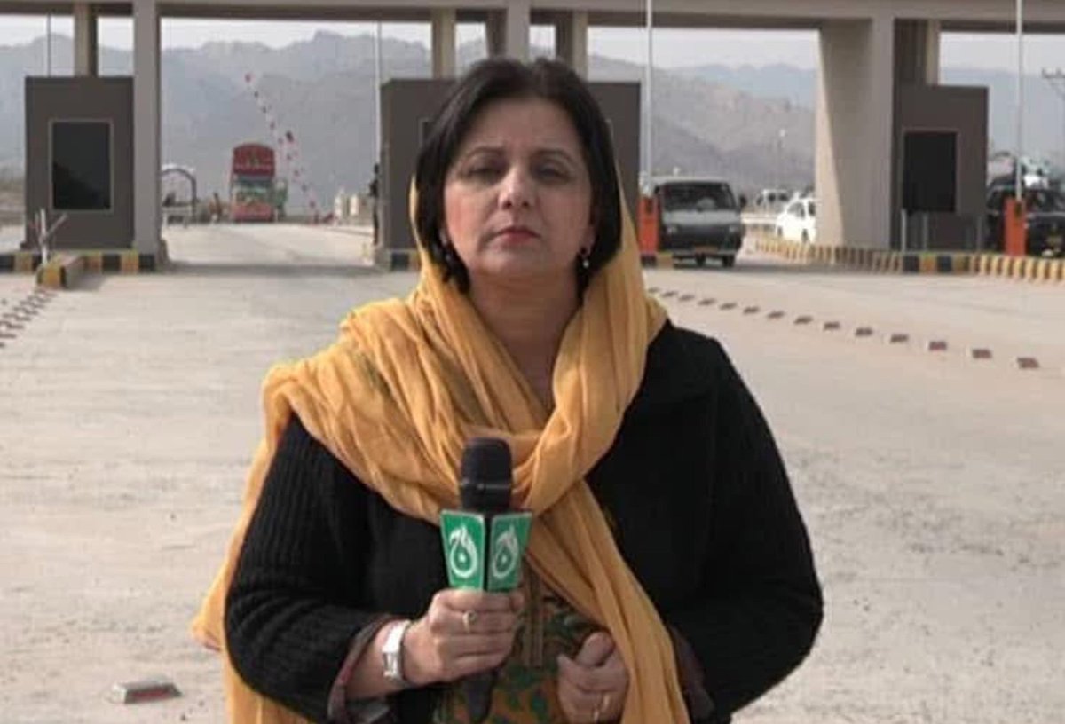 ShakirAwan88's tweet photo. فرزانہ صاحبہ کو بھی بے روزگار کر دیا گیا، سوال یہ ہے کہ آخر اختلافِ رائے کی قیمت کب تک روزگار سے چکائی جاتی رہے گی؟
ایک اور گھر کا چولہا بجھ گیا، ایک اور خاندان کے معاشی مسائل بڑھ گئے۔ اگر کسی صحافی یا میڈیا ورکر سے اختلاف ہے تو اس کا جواب دلیل، قانون اور ادارہ جاتی طریقہ کار سے ہونا چاہیے، روزگار چھین کر نہیں۔
فرزانہ صاحبہ کے معاملے نے ایک بار پھر یہ سوال کھڑا کر دیا ہے کہ صحافت میں آزادیِ اظہار اور ملازمت کے تحفظ کی ضمانت آخر کہاں ہے؟
آج فرزانہ صاحبہ ہیں، کل کوئی اور صحافی یا میڈیا ورکر ہو سکتا ہے۔ مسئلہ صرف ایک فرد کا نہیں، صحافیوں کے روزگار اور آزادیِ اظہار کے مستقبل کا ہے۔