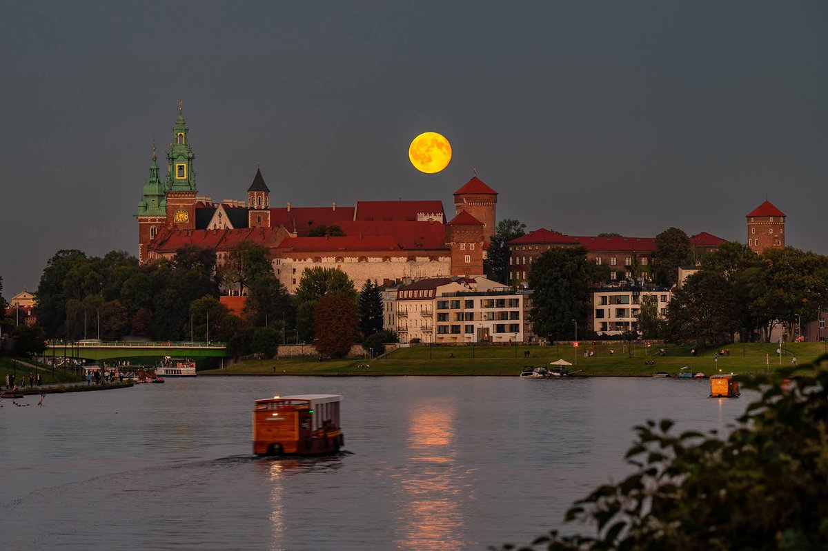 krakow_pl's tweet photo. #Krakow #księżyc #moon #fullmoon Zdjęcie, co prawda sprzed paru dni, ale takie ujęcie zawsze warto przypomnieć! 🌕

#Dobranoc.

📸 Jan Ulicki ᴾᴴᴼᵀᴼᵍʳᵃᵖʰʸ

@MeteoprognozaPL @IMGWmeteo @krakow_pl https://t.co/8xQZ1fluog