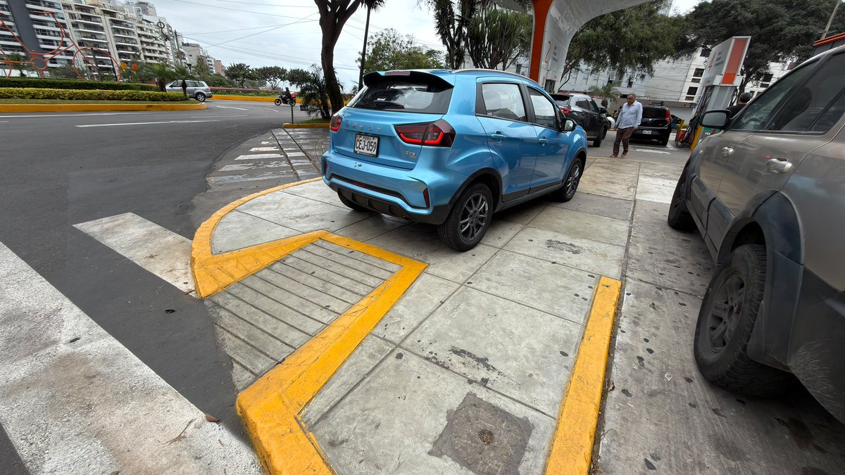 florianholguin's tweet photo. No sabía que se podía estacionar así en @MuniMiraflores , no solo se estaciona en zona donde no posible, evita el acceso para el uso de una rampa. https://t.co/xwwDZ7Lrzd