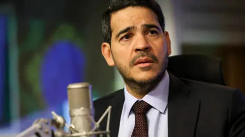 VIREMIOFICIAL's tweet photo. VIREMI | POLÍTICA
🚨 AGU ACIONA PF E PGR PARA INVESTIGAR SUPOSTO REPASSE DO GOVERNO TRUMP À DIREITA NO BRASIL

A Advocacia-Geral da União apresentou nesta quinta-feira (1º) uma notícia-crime à Polícia Federal e à PGR pedindo a investigação de um possível financiamento do governo Donald Trump a organizações que atuam politicamente no Brasil.

O pedido foi apresentado por Jorge Messias a Andrei Rodrigues, diretor-geral da PF, e ao procurador-geral da República, Paulo Gonet, a apenas três dias do primeiro turno.

A iniciativa surgiu após reportagem do The Guardian revelar um programa de US$ 1 milhão do governo americano chamado “Combate ao Lawfare e à Censura no Brasil”, destinado a organizações que contestam decisões do STF.

A AGU quer identificar quem seriam os responsáveis pela eventual operação e quais seriam os destinatários dos recursos no Brasil.

⚠️ Até o momento, trata-se de uma suspeita submetida à investigação. Não há conclusão de que partidos ou candidatos brasileiros tenham recebido esses recursos.

Fonte: Metrópoles / The Guardian

#Trump #BrasilSobenano