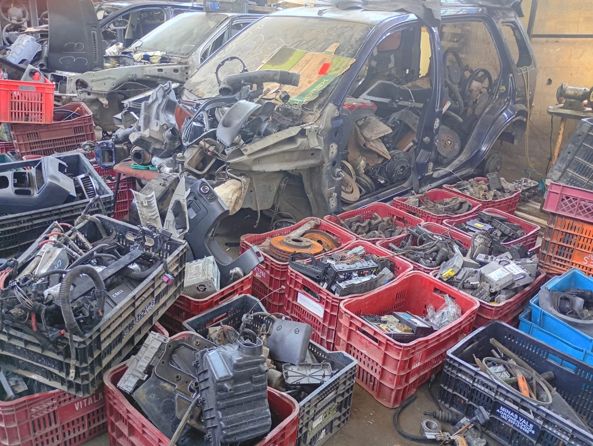 PMERJ's tweet photo. Durante a vistoria, os agentes constataram irregularidades e um caso de poluição ambiental. No pátio, foram localizados um motor automotivo com registro ativo de furto e outro com a numeração de identificação raspada. (+) ⤵️

#ServireProteger #PMERJ #CPAm #DetranRJ #INEA https://t.co/rSZ32xhKxN