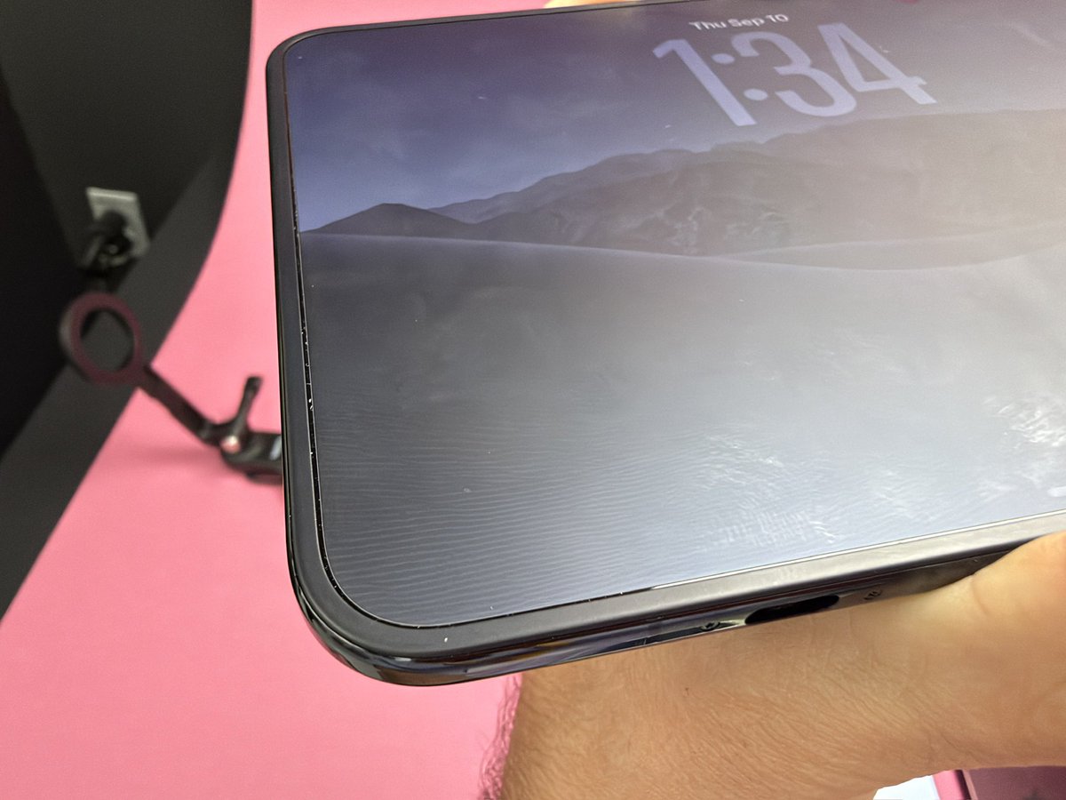 LelloucheNico's tweet photo. Mon tweet sur l’écran de l’iPhone Duo que l’on peut faire remplacer est pas mal repris et il y a quelques incompréhensions :

Je ne dis pas que l’on peut retirer le film nano-texturé si on le souhaite, mais qu’Apple proposera des remplacements en magasin dans le cadre du programme AppleCare. Le but est de réparer l’écran s’il est abîmé ou qu’il a vieilli, mais pas de laisser les gens choisir s’ils veulent l’utiliser sans 😅 Je ne suis même pas sûr qu’on puisse l’enlever soi même sans risque d’endommager l’iPhone Duo, ce que je dis est que ce n’est pas un composant scellé d’où la distinction entre couche de protection et écran interne.
