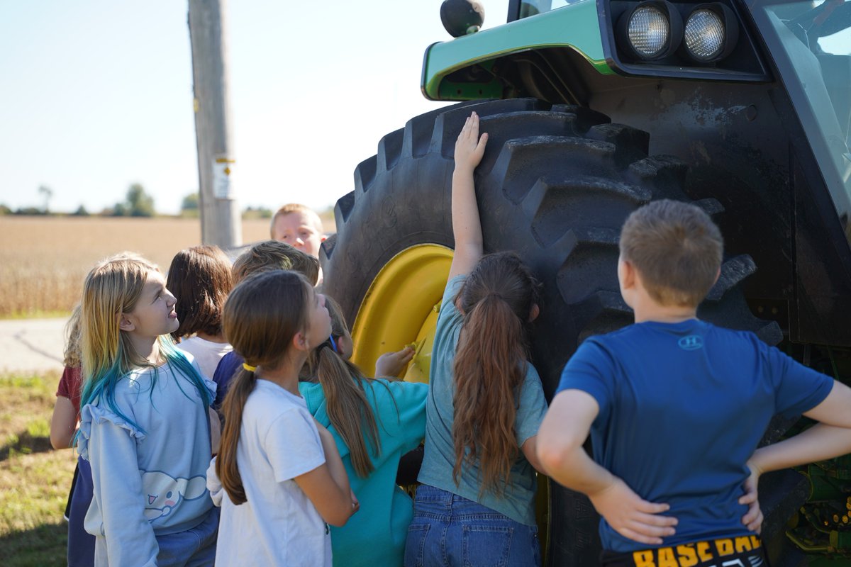 oconschools's tweet photo. πΎππ The learning went both ways at OHS FFA Field Day! OASD 4th graders explored agriculture at the School Farm while FFA students put their leadership, communication & confidence skills into action by teaching younger students. ππ± #OconPride #OconDriven #Oconomowoc https://t.co/LxA562hKoh