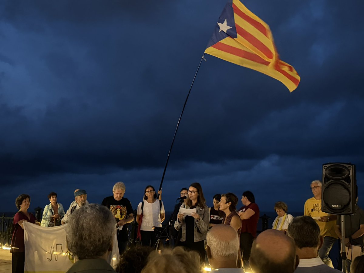 esquerratgn's tweet photo. 🗳️ Fa nou anys els catalans vam sortir al carrer per decidir el nostre futur, malgrat la repressió policial.

Avui, 1-O, nou entitats independentistes ens hem retrobat per llegir un manifest conjunt i recordar que la lluita continua.

VAM VOTAR, VAM GUANYAR I NO HI HEM RENUNCIAT. https://t.co/wIglMwxBlT