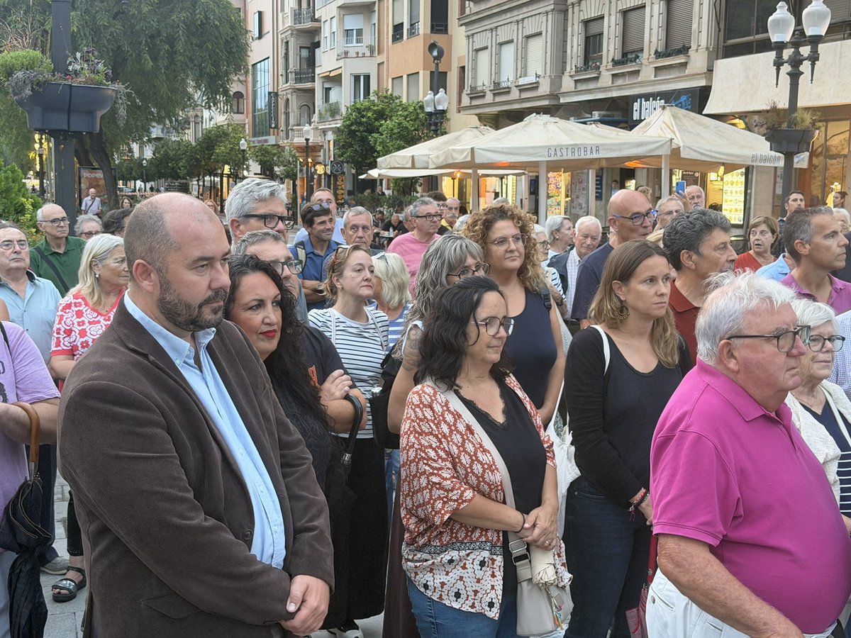 esquerratgn's tweet photo. 🗳️ Fa nou anys els catalans vam sortir al carrer per decidir el nostre futur, malgrat la repressió policial.

Avui, 1-O, nou entitats independentistes ens hem retrobat per llegir un manifest conjunt i recordar que la lluita continua.

VAM VOTAR, VAM GUANYAR I NO HI HEM RENUNCIAT. https://t.co/wIglMwxBlT