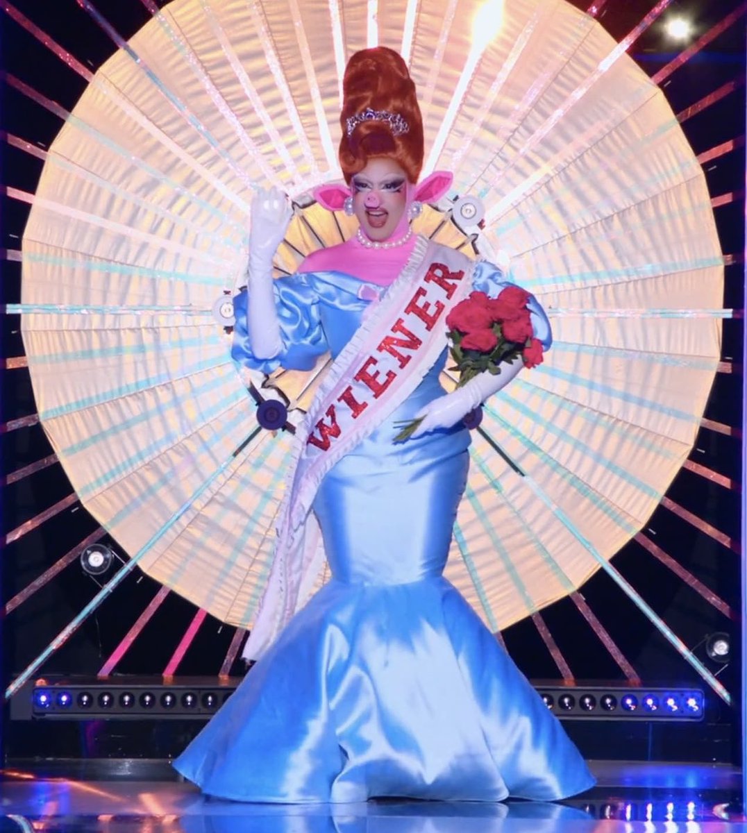 _Deluzion's tweet photo. It sucks that Mocha’s second look wasn’t really the best because she could’ve easily be in the top with these two looks

#DragRaceUK #DragRace https://t.co/9upP9Mu3bx