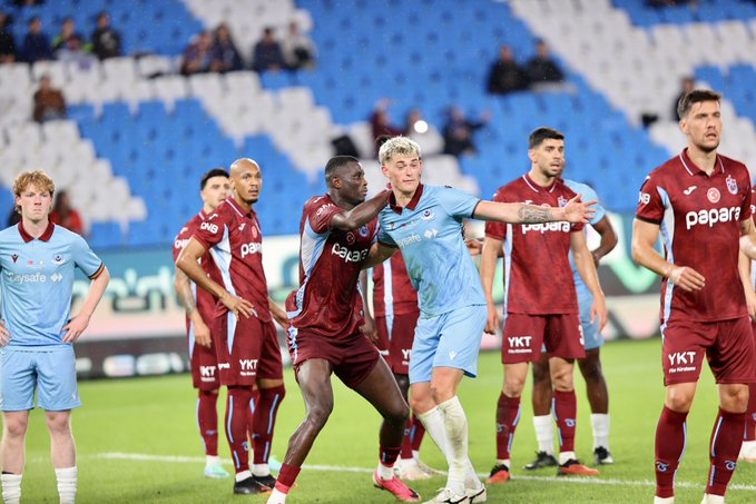 vipslt_guncel's tweet photo. ⚽️Trabzonspor, hazırlık maçında İrlanda Cumhuriyeti ekibi Drogheda'ya 1-0 mağlup oldu.

#Trabzonspor #Drogheda #Vipslot #UEFA https://t.co/aGpQEUW2wo