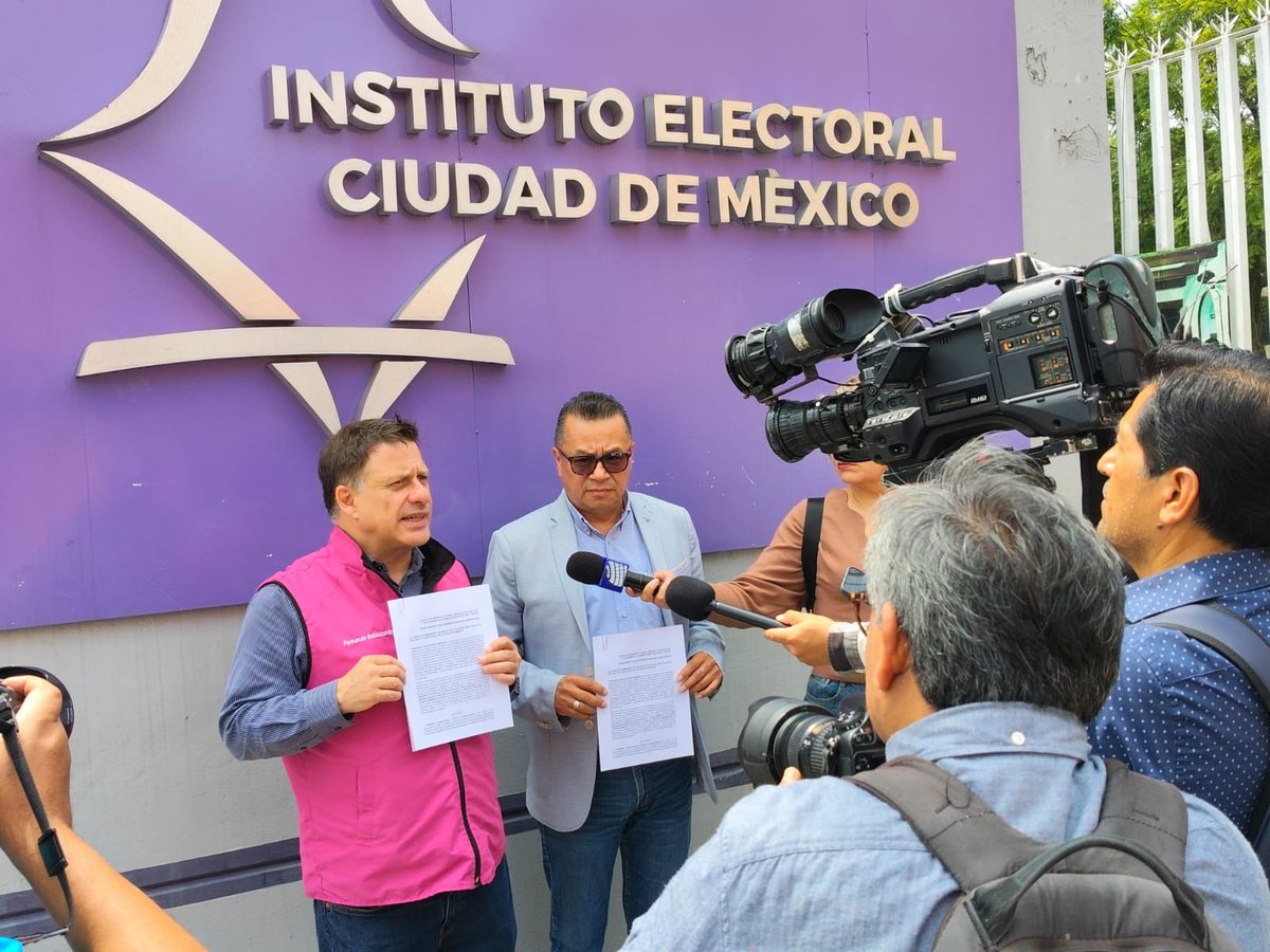ferbelaunzaran's tweet photo. En compañía de nuestro presidente Juan Manuel Orozco y como representante de SOMOS (@SomosMxMexico) en el IECM, presentamos queja contra Clara Brugada y alcaldes morenistas por el uso de recursos públicos en evento de campaña anticipada el pasado 27 de septiembre en el Zócalo.

La queja contra Sheinbaum se presentará en el INE.