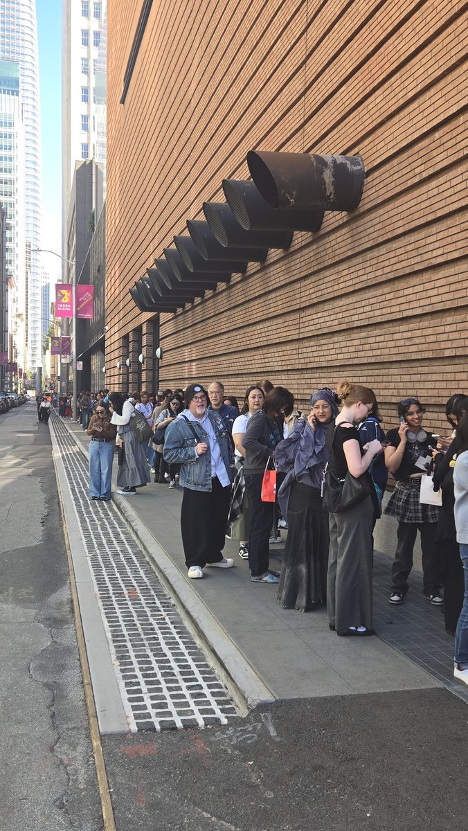 DeliaMary's tweet photo. Line outside @SFMOMA for noon opening is intense! But this is actually for the ground floor gift shop only. If you're going into the museum itself, go to the front. Please only go to floor 7 for #RMxSFMOMA when it's your time. There's a ton of other great art to see before/after! https://t.co/JVeC2ImOSm