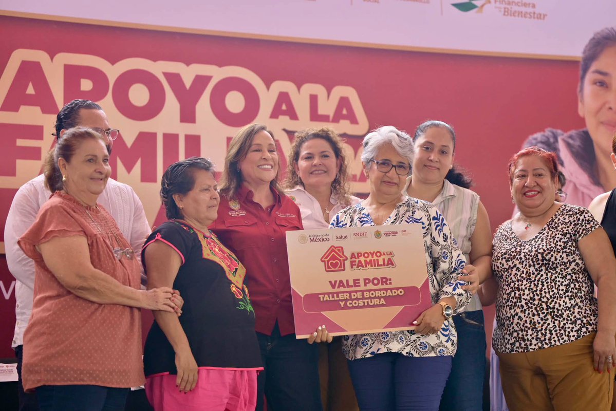 recuentode's tweet photo. ENTREGA LA GOBERNADORA DE #VERACRUZ, ROCÍO NAHLE GARCÍA, APOYOS EN #COATZACOALCOS  https://t.co/2YT476jeSk https://t.co/DgslvMzFWL