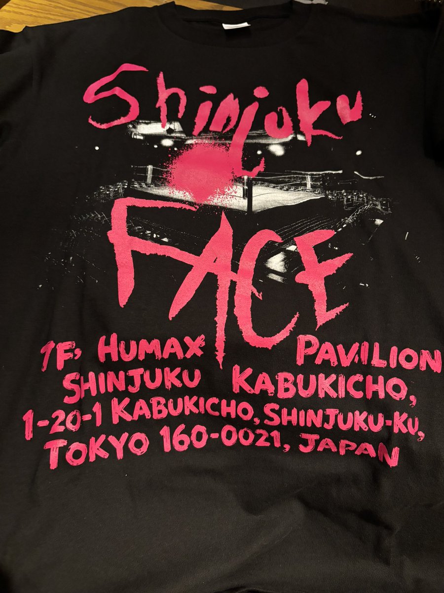 A_koizumi's tweet photo. 僕が日本にいた時にバイトで働いていた新宿FACEが９月３０日で閉館してしまいました。

7年ほど働かせていただいてましたが、基本的にはプロレス会場なので大好きなプロレスの色んな団体や試合や、沢山の選手のデビュー戦を観れたり、レジェンドレスラーのアブドーラ・ザ・ブッチャーさんやミル・マスカラスさんに話しかけていただいてテンパったり、西口ドアの新宿FACE大会ではレフリーとして全6試合に出させていただいて、いつもはバイトしてる場所のリングに上がれて不思議な感覚になったりと、様々な経験をさせていただきました。

スタッフの皆さんもみんないい人ばかりだったし、芸人仲間のチャンス大城さん、武井志門くん、中邑珍輔くん、しあつ野郎くん、ガブリエル三谷さんと一緒にバイトで働けて楽しかったし、観客として試合を観に行った事も何度もあるし、本当に僕の中では単なるバイト先ではなく、良い思い出がつまった素敵な場所でした。

閉館は残念ですが、最終日の大会はFACEにゆかりのある方々が来場したり、レスラーの方々もオールスターくらいの豪華さのメンバーが出場し、超満員のお客さんも大盛り上がりだったみたいだし、FACE代表の小川さんが「また新しい場所を必ず作る」と宣言してくれたみたいなので、その日を楽しみにしたいと思います！