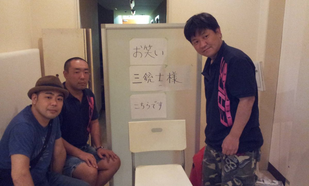 A_koizumi's tweet photo. 僕が日本にいた時にバイトで働いていた新宿FACEが９月３０日で閉館してしまいました。

7年ほど働かせていただいてましたが、基本的にはプロレス会場なので大好きなプロレスの色んな団体や試合や、沢山の選手のデビュー戦を観れたり、レジェンドレスラーのアブドーラ・ザ・ブッチャーさんやミル・マスカラスさんに話しかけていただいてテンパったり、西口ドアの新宿FACE大会ではレフリーとして全6試合に出させていただいて、いつもはバイトしてる場所のリングに上がれて不思議な感覚になったりと、様々な経験をさせていただきました。

スタッフの皆さんもみんないい人ばかりだったし、芸人仲間のチャンス大城さん、武井志門くん、中邑珍輔くん、しあつ野郎くん、ガブリエル三谷さんと一緒にバイトで働けて楽しかったし、観客として試合を観に行った事も何度もあるし、本当に僕の中では単なるバイト先ではなく、良い思い出がつまった素敵な場所でした。

閉館は残念ですが、最終日の大会はFACEにゆかりのある方々が来場したり、レスラーの方々もオールスターくらいの豪華さのメンバーが出場し、超満員のお客さんも大盛り上がりだったみたいだし、FACE代表の小川さんが「また新しい場所を必ず作る」と宣言してくれたみたいなので、その日を楽しみにしたいと思います！