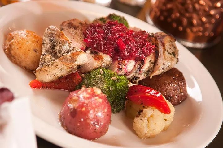JuneWiltonpzsv's tweet photo. Esta Navidad, disfruta nuestro menú especial: pavo asado con guarniciones navideas, postre de roscón relleno y un toque de dulce de canela. Reserva ya tu lugar!， https://t.co/f75ubEETDu