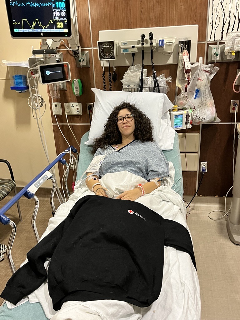 RedCrossNTX's tweet photo. Desde que empezó a trabajar en la Cruz Roja Americana aquí en la región norte de Texas como gerente de comunicaciones, Alexis se ha dedicado a promover y generar conciencia sobre el impacto que tiene la donación de sangre, y a contribuir a amplificar la voz de su comunidad latina. Pero el invierno pasado, una emergencia médica la hizo experimentar en carne propia por qué esa misión es tan importante.

Los médicos le dijeron que tenía tres coágulos de sangre en las venas conectadas al hígado, además de una anemia grave, y que necesitaría dos unidades de sangre.

«Nunca antes me habían hospitalizado y me sentía abrumada y asustada. Entonces me di cuenta de que todos los días, en el trabajo, les pido a las personas que donen sangre y les explico por qué es tan importante. Yo misma dono sangre cada 56 días. De repente, estaba viviendo justamente la experiencia de la que siempre había hablado, pero que nunca había vivido en carne propia».

Para Alexis, «algo positivo» de esta experiencia fue que, cuando le preguntaron por su grupo sanguíneo, supo con total seguridad que era B+ y pudo acceder de inmediato a su información médica a través de la aplicación Blood Donor.

«Las dos unidades de sangre que recibí vinieron de dos personas que se tomaron el tiempo de donar, y esas donaciones me salvaron la vida.»

Sé que muchas personas de la comunidad latina dudan en donar sangre. Pero puedo decirles que su sangre es su superpoder y que, al donar sangre, tienen el poder de compartir vida con otra persona».

Hace unas semanas, ya totalmente recuperada, Alexis volvió a donar sangre y alcanzó un hito importante: su primer galón donado.

«Me siento orgullosa y honrada de poder ayudar a alguien que lo necesita, y espero inspirar a otros a donar, porque nos necesitamos unos a otros».

Este Mes Nacional de la Herencia Hispana, la Cruz Roja agradece a las más de 195 000 personas latinas que el año pasado donaron sangre. Su generosidad ayudó a salvar vidas y a fortalecer comunidades en todo el país.❤️

🔖Click the link to read how Alexis is building bridges between the Latino community and the Red Cross through her own lifesaving experience: https://t.co/qpgBvOOjLX

#HispanicHeritageMonth